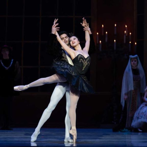 man and women ballet dancer duo