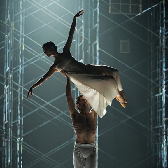 Dansuer holding ballerina in the air