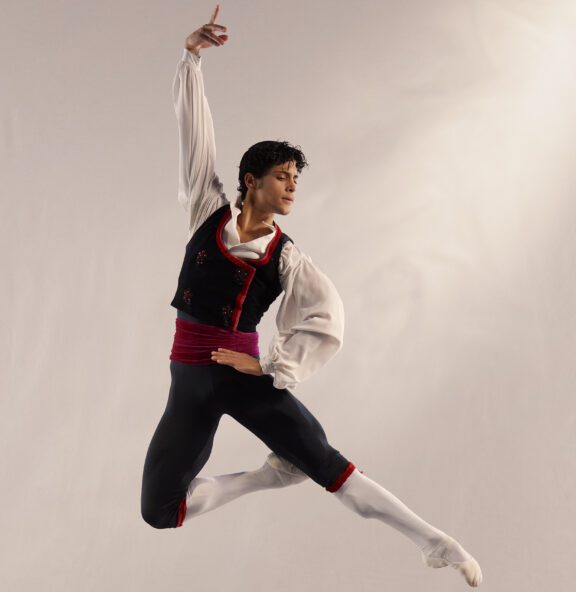 2023-2024 season | Photo of a male ballet dancer posing in an outfit for the Don Quijote show